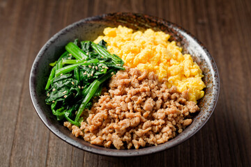 三色丼
