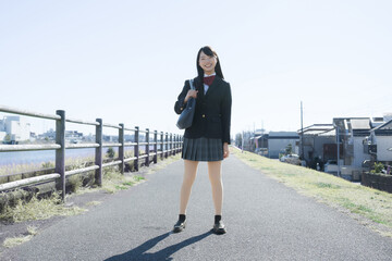 通学する女子高生 笑顔のかわいい全身 透明感のある高校生シリーズ