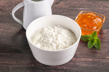 Grain curd with cream and jam