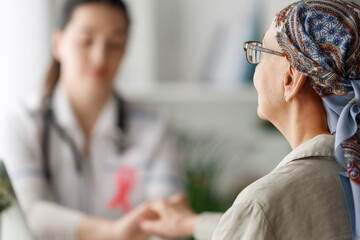 Female patient listening to doctor - obrazy, fototapety, plakaty