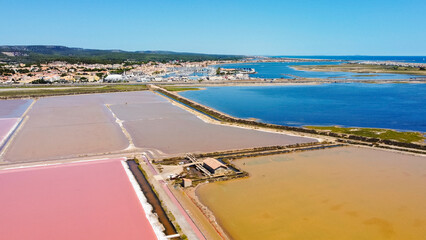 Vue aérienne des marais salants roses de l'Ile St Martin de Gruissan, Aude, Occitanie, France