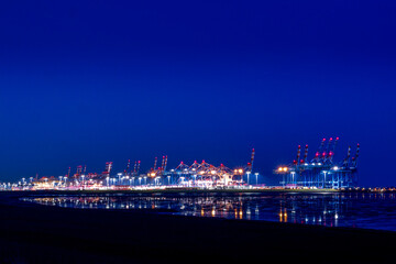 Fototapeta na wymiar Blick auf den Hafen von Bremerhaven bei Ebbe