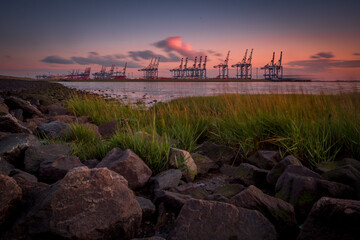 Blick auf den Hafen von Bremerhaven im Sonnenuntergang