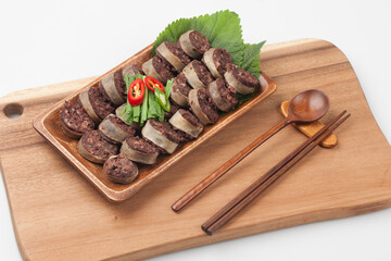  Food made by mixing meat, tofu, eggs, etc. in blood and putting them in the intestines of domestic animals and steaming or boiling them.
