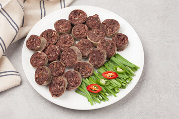  Food made by mixing meat, tofu, eggs, etc. in blood and putting them in the intestines of domestic animals and steaming or boiling them.
