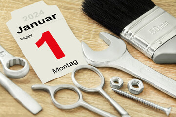 Deutscher Kalender Datum 1. Januar 2024 Montag mit Werkzeug auf Holz