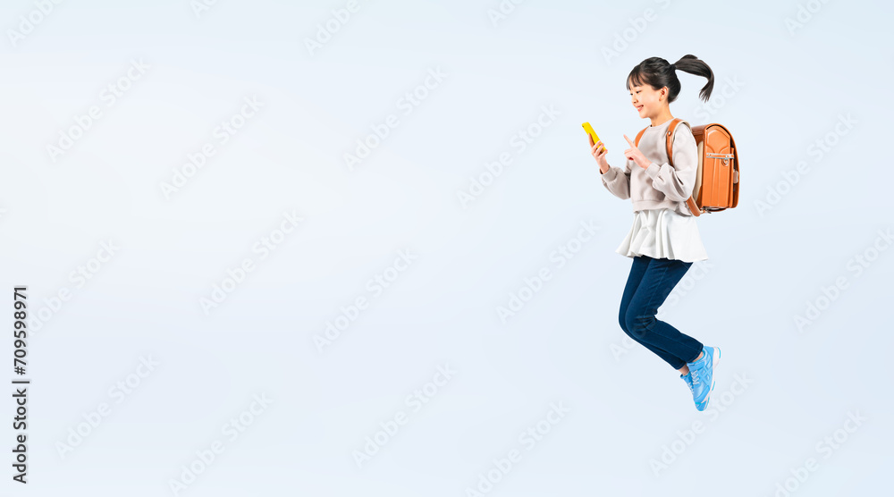 Aufkleber スマホを見ながらジャンプする女子小学生（切り抜き背景透過pngも販売しております。作成者リンクから「png」で検索してください）