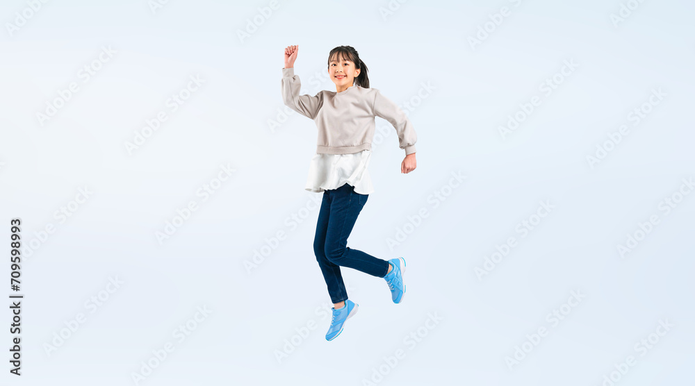 Aufkleber ジャンプする女の子の全身写真（切り抜き背景透過pngも販売しております。作成者リンクから「png」で検索してください）