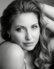 Naklejka premium Black and white closeup of a beautiful young woman looking straight ahead