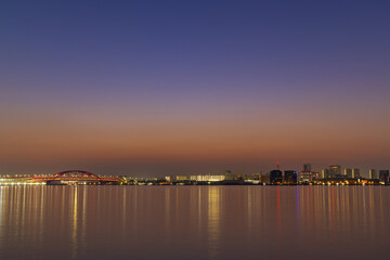 Fototapeta premium ハーバーランドから眺める夜明けの神戸港 神戸市中央区にて（前方に見えるのは神戸大橋・ポートアイランド）