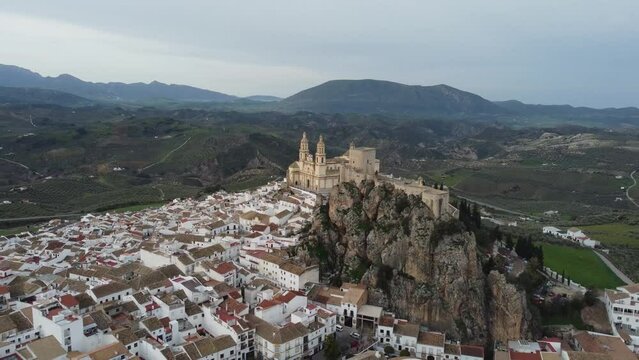 Toma drone 4k de pueblo blanco de Andaluc&iacute;a 