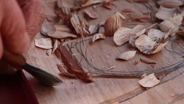 木版レリーフ制作 彫刻刀で荒く削る(クローズアップ）
