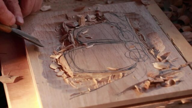 木彫レリーフ制作（素描からの荒削り）