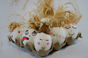 Uova di pasqua con facce simpatiche