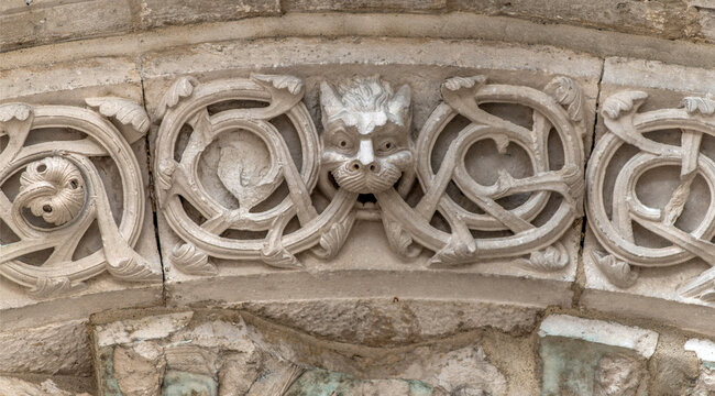 D&eacute;coration romane sur le linteau de l'entr&eacute;e de l'abbatiale Saint-Michel de Nantua, Ain, France