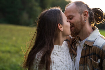 Fototapeta premium close-up of a kiss of a young white couple in love in the sun's rays