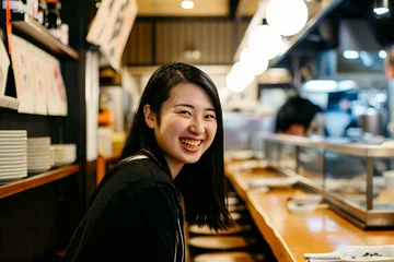 Fotobehang 日本の居酒屋を楽しむ日本人女性（和食・屋台・日本酒） © Maki_Japan