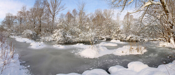 Verschneite Winterlandschaft mit gefrorenem Bach, Panorama 
