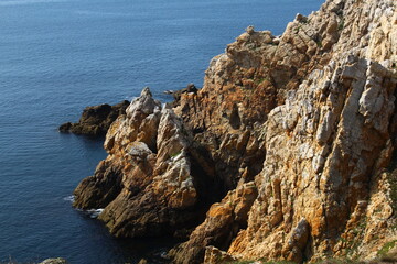 Fototapeta na wymiar cliffs on the ocean 