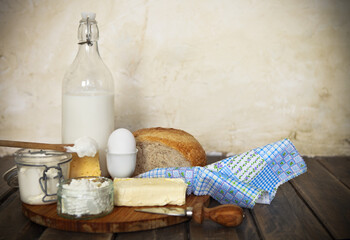 Fototapeta na wymiar Fresh bread and dairy products