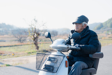 シニアカーを運転する高齢の男性