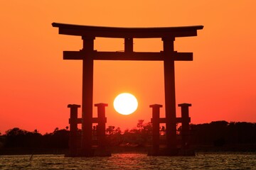 浜松市、浜名湖の赤鳥居に沈む夕日