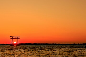 浜松市、浜名湖の赤鳥居に沈む夕日