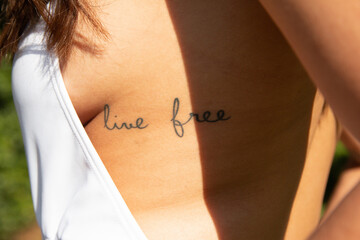 Mujer con tatuaje live free