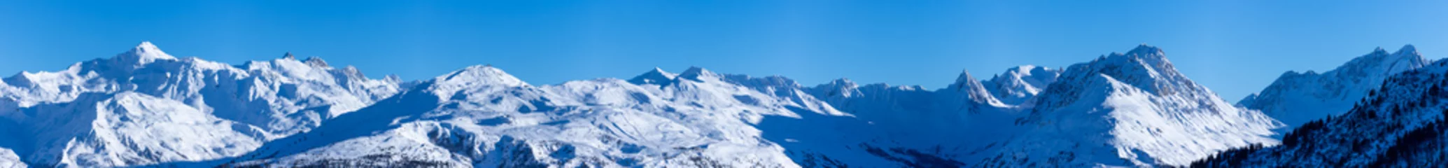 Gordijnen vue ultra panoramique sur une chaîne de montagnes enneigées des alpes © Tof - Photographie