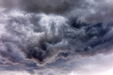 Fototapeta na wymiar Dramatic dark clouds short before a thunderstorm and heavy rain