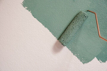 Roller Brush Painting, Cutter painting circle on the surface wall, replaced with green color paint