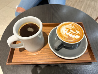 카페 테이블 위에 올려진 아메리카노와 카페라떼