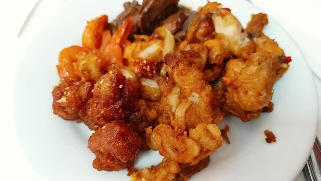 assiette de diff&eacute;rents plats asiatique, en gros plan, sur une table