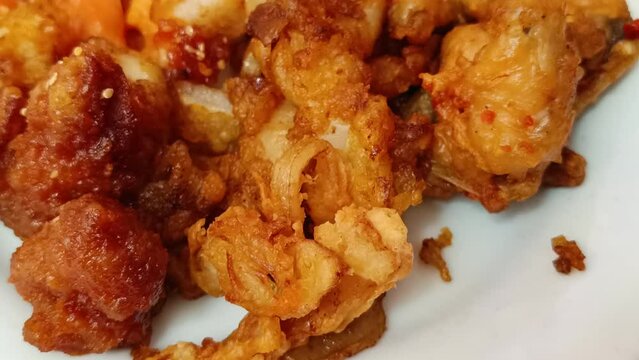assiette de diff&eacute;rents plats asiatique, en gros plan, sur une table