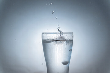 グラスの水はね