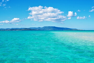 沖縄県浜島の青い海