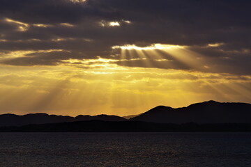 沖縄県小浜島　夕陽から放たれる光芒