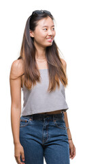 Obraz premium Young asian woman wearing sunglasses over isolated background looking away to side with smile on face, natural expression. Laughing confident.