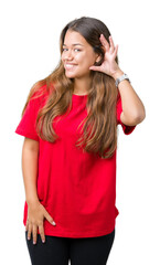 Obraz na płótnie Canvas Young beautiful brunette woman wearing red t-shirt over isolated background smiling with hand over ear listening an hearing to rumor or gossip. Deafness concept.