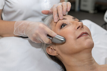 Obraz na płótnie Canvas Beautician doing laser beauty procedures to a woman