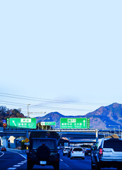 東名高速道路 の 秦野中井 の 上り線 は 有名 な 渋滞 ポイント 【 道路渋滞 の イメージ 】

