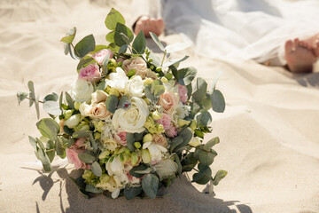 Brautstrau&szlig; mit Eukalyptus und Rosen am Strand