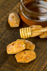 Dosamiele in legno di olmo con pasticcini di sfoglia ripieni