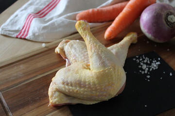 Cuisses de poulet, viande crue, sur la table en bois de la cuisine