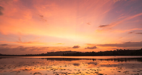 Obraz premium sunset over the lake