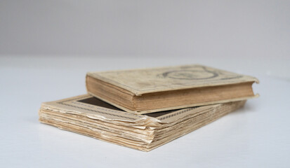 Pile de vieux livres sur une table blanche 