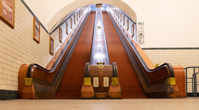 Antwerp, Belgium - Januari 1, 2024: Old Wooden Escalator At Pedestrians' Tunnel / St. Anna's Tunnel