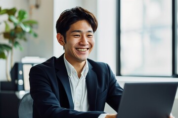 パソコンに向かって笑う日本人男性（打ち合わせ・商談・リモート会議） - obrazy, fototapety, plakaty