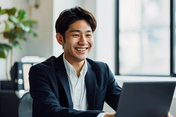 Fotobehang パソコンに向かって笑う日本人男性（打ち合わせ・商談・リモート会議） © Maki_Japan