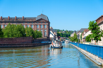 Hausboot auf dem Rhein-Marne-Kanal in Saverne. Links das Rohan Schloss. Departement Bas-Rhin in der...